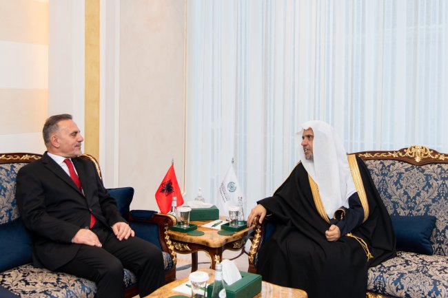 Le Secrétaire général, Président de l'Organisation des savants musulmans, cheikh Mohammed Al-Issa a reçu à Riyad, l'Ambassadeur de la République d'Albanie auprès du Royaume d'Arabie Saoudite, M. Saimir Bala.