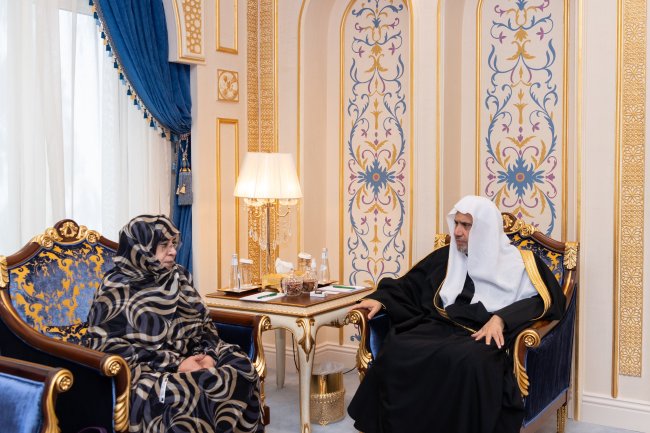 Le Secrétaire Général, cheikh Mohammed Al-Issa a rencontré à La Mecque, la Ministre et diplomate active dans le domaine de la contribution au développement des femmes sur le continent africain, Ayesha Em'hmem.