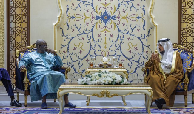 Le Secrétaire général adjoint, cheikh  Abdulrahman Al-Zaid, a reçu à La Mecque, une délégation de haut niveau de la République de Gambie, dirigée par le Ministre des Affaires de l'Assemblée nationale et des ressources en eau, M. Musa Drammeh.