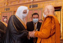 التقى الشيخ د.محمد العيسى برأس القيادة البوذية في تايلاند‬⁩ الذي أعرب عن تقديره الكبير لزيارة معاليه وفق تقاليده الدينية
