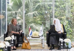 التقى معالي الأمين العام لـ رابطة العالم الإسلامي‬⁩ الشيخ د. محمد العيسى‬⁩، في مكتبه بالرياض، سعادة سفيرة مملكة هولندا لدى المملكة العربية السعودية، السيدة جانيت البيردا
