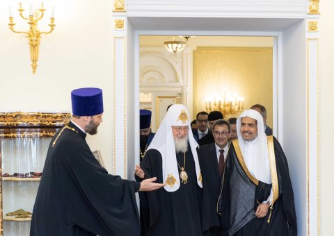 Ce matin à Moscou : «Sommet historique» dans la cathédrale orthodoxe entre le Secrétaire général  de la Ligue Islamique Mondiale D. Mohammad Alissa et le Patriarche de Moscou Cyrille Premier en présence de grands responsables religieux de Russie.