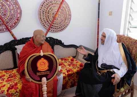 Le D.Mohammad Alissa a   rencontré (en marge du sommet « L’harmonie religieuse » organisé par la Ligue au Sri Lanka) un certain nombre de personnalités boudhistes du monde qui lui ont confirmé leur soutien.