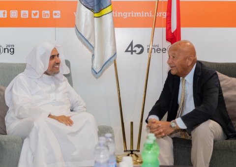 Le D.Mohammad Alissa s’est réuni avec le président du Forum mondial de Rimini qui compte un million de visiteurs, qui a loué la participation de la Ligue Islamique Mondiale qui est la première participation représentative du monde musulman depuis 40 ans.
