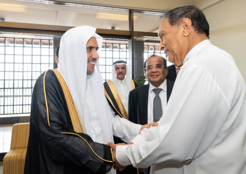 معالي رئيس البرلمان السريلانكي يحتفي بمعالي أمين عام ⁧رابطة العالم الإسلامي⁩ في جلسة البرلمان الرسمية