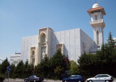 La LIM en partenariat avec le Centre culturel islamique de Madrid a fait don de 6 000 masques et de 1 000 blouses chirurgicales à l'hôpital de Santa Barbara de Soria.