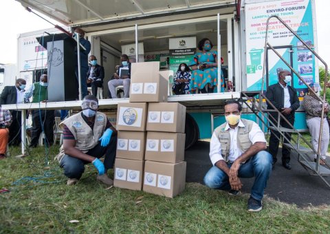 En Afriquedusud, la LIM a lancé, en coopération avec le Ministère de la santé, une campagne de sensibilisation au Covid19, a distribué 10 000 kits de soin et de matériel préventif. Elle a également fourni une aide alimentaire aux plus démunis.