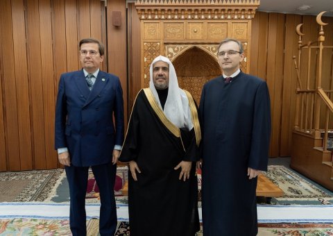 Les responsables de la mosquée d’Helsinki en Finlande ont reçu MohammadAlissa pour une rencontre ouverte avec les musulmans locaux en vue de souligner l’importance de l’intégration positive dans le respect du système du pays et de la culture dominante.