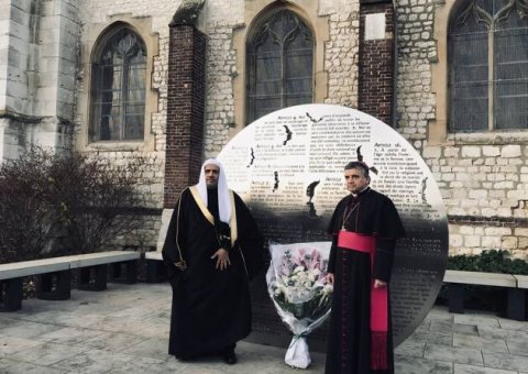 En France, l'année dernière, Mohammad Alissa a rendu hommage au père Jacques Hamel, et a déposé une gerbe de fleurs à l'église de Saint Étienne Du Rouvray. "La religion ne doit en aucun cas être utilisée à des fins politiques." 