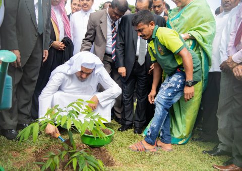 La Charte de La Mecque souligne l'importance de protéger la planète et le droit des générations futures de vivre dans un environnement sain. L'année dernière, au Sri Lanka , Mohammad Alissa s’est joint à des dirigeants pour planter des arbres et promouvoir la durabilité. 