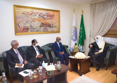 Mohammad Alissa a reçu  le Ministre des Affaires étrangères de la République des Maldives , M. Abdullah Shahid, qui a salué le rôle central de la LIM au service des causes islamiques et humanitaires.
