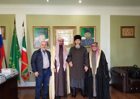 Le Grand Mufti de Tchétchénie, Cheikh Mezhiev recevant le SG de l’Organisation Mondiale pour le Coran et la Sounna, Cheikh Basfar et le Directeur Général des Congrès et des Organisations de la LIM, Mr. Rahmatallah dans la capitale tchétchène Grozny.