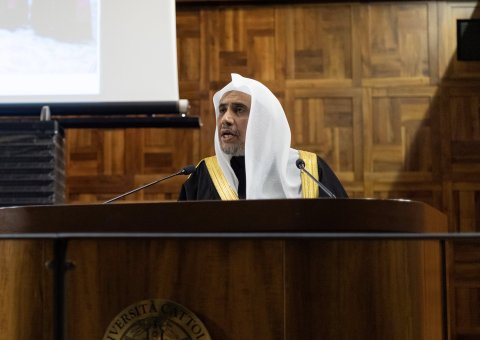  شیخ ڈاکٹر محمدالعیسی نے کیتھولک یونیورسٹی میں لیکچر کے دوران پوپفرانسس کے اسلام کے ساتھ منصفانہ اور اعلانیہ بیانئے اور اسلام کے ساتھ جدید مسیحی مکالمے کی علامت کارڈنل ٹوران کی کوششوں کو سراہا