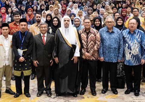 S’est tenu hier le premier symposium des jeunes d’Asie de l’Est à Jakarta sur invitation Mohammad Alissa sur « Le rôle des jeunes dans la promotion de la tolérance de l’Islam et de la Paix ».