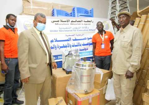 Dans la continuité de la participation de la Ligue Islamique Mondiale en Gambie le dispensaire  « La paix » après construction est équipé en appareils médicaux et fournitures diverses.