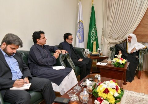Le Secrétaire Général de la Ligue Islamique Mondiale dialoguant avec de grands journalistes pakistanais sur des sujets d’intérêt commun.