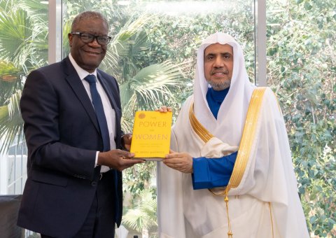 Aktivis internasional & peraih Nobel Perdamaian, Dr. Denis Mukwege memuji isi Piagam Makkah, dalam kunjungannya ke Sekjen LMD, Syekh Dr.Mhmd Alissa di kantornya di Riyadh. Dr. Mukwege menghadiahkan bukunya “The Power of Women: A Doctor's Journey of Hope & Healing” kepada beliau.