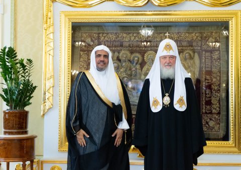 Le Patriarche Cyrille s’adressant au Secrétaire général : «Nous apprécions vos activités au sein de la Ligue Islamique Mondiale et reconnaissons votre influence mondiale en tant qu’homme de paix et de justice agissant pour le bien de l’humanité.