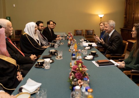 وزیر خارجہ فنلینڈ نے شیخ ڈاکٹر محمد العیسی کا ہلسنکی میں استقبال کیا