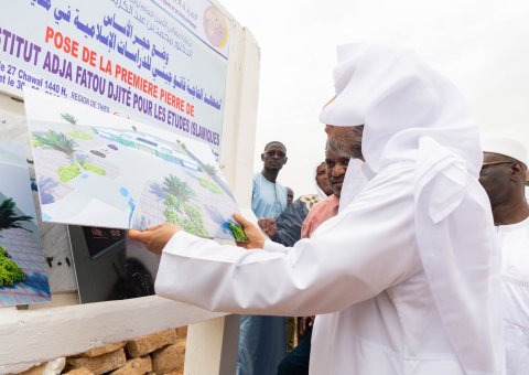 Le D.Mohammad Alissa pose la pierre angulaire pour un dispensaire de santé et un institut d’études arabes dans la ville de Thiès au Sénégal.