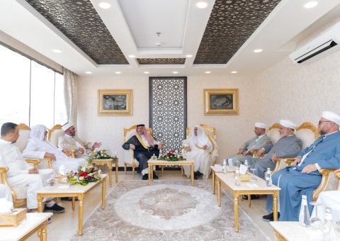 منى ميں رابطہ عالم اسلامی کے کیمپ میں: عزت مآب شیخ ڈاکٹر محمد العیسی نے عراقی سنی اوقاف کے کے سربراہ عبد الخالق العزاوی اور عراقی فقہ کونسل ارکان کا استقبال کیا