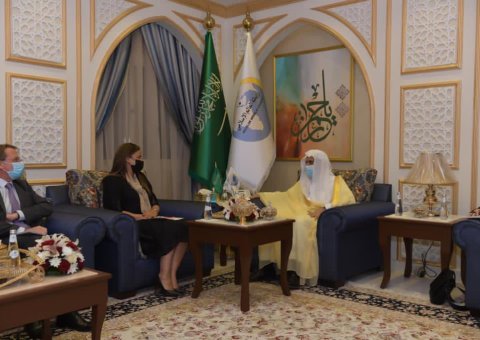 سیکرٹری جنرل عزت مآب شیخ ڈاکٹر محمد العیسی نے جدہ آفس میں فرانسیسی پارلیمنٹ کے ممبر محترمہ امیلیا لاکرافی کے ساتھ ملاقات کی