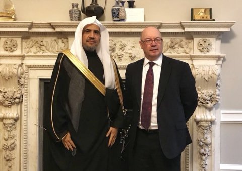 معالي الأمين العام لرابطة العالم الإسلامي ، ملتقياً في لندن وزير الدولة البريطاني السيد اليستر بيرت