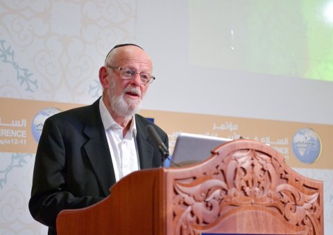 Le Rabbin Norman Solmen, prenant la parole lors de la cérémonie d'ouverture du congrès sur la paix dans les religions, organisée par la Ligue Islamique Mondiale à Oxford.