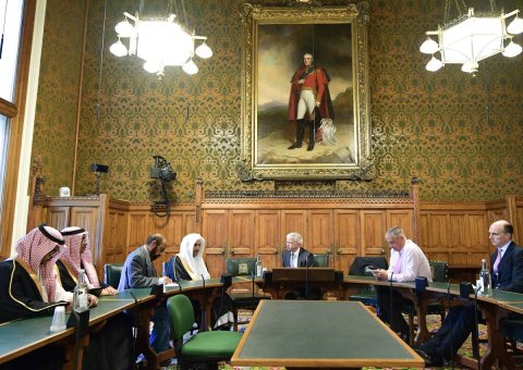 Le Secrétaire général de la Ligue Islamique Mondiale, le Dr Mohammed Al-Issa, a rencontré à Londres un certain nombre de membres du Parlement britannique et de nombreux sujets d'intérêt commun ont été discutés.