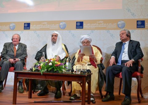 Cheikh bin Bayah, président du FPP,  durant le congrès "la paix dans les religions": La déviance intellectuelle est due à la compréhension littéraire, où il n'y a pas d'explication ou d'interprétation, uniquement une  exploitation politique ou sectaire,