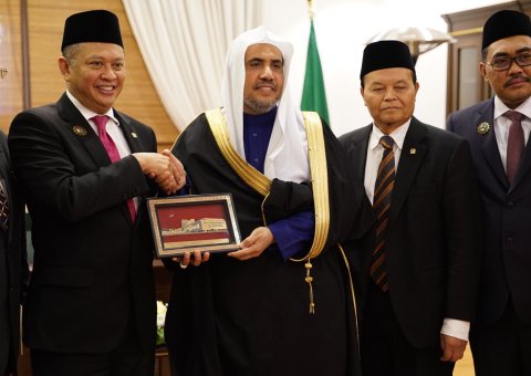 MohammadAlissa a reçu le Président de l’Assemblée nationale indonésienne qui l’a invité à se rendre en Indonésie et qui a loué les efforts du Secrétaire général dans le but de  corriger les mauvaises compréhensions de l’Islam.