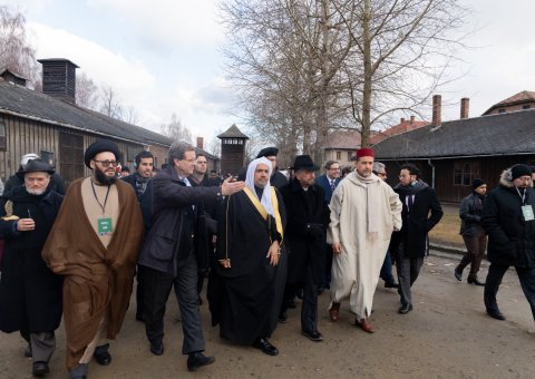 معالي الشيخ د. ⁧‫محمد العيسى‬⁩ يرأس وفداً من كبار العلماء المسلمين إلى معسكر الإبادة الجماعية في ⁧‫أوشفيتز‬⁩ ببولندا