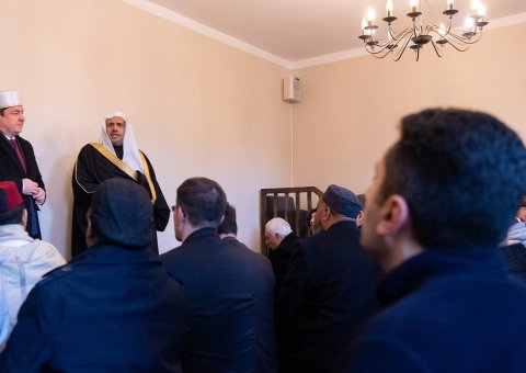 En présence d’un certain nombre de grands savants et de responsables musulmans de divers courants, le mufti de Pologne invite Mohammad Alissa à tenir un discours dans la grande mosquée de Varsovie.