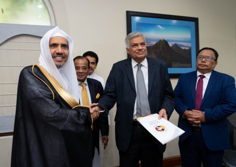 ڈاکٹر محمد العیسی نے کولمبو میں سری لنکا  کے وزیر اعظم سے ملاقات کی،انہوں نے رابطہ عالم اسلامی کے مناسب وقت پر دورے کی تعریف کرتےہوئے مسلمان ہم وطنوں پر فخر کا اظہار کیا