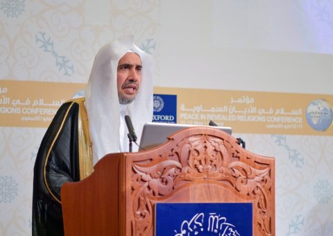Le Secrétaire Général de la Ligue, en présence d’un grand nombre de représentants religieux, durant la cérémonie d’ouverture du congrès «La paix dans les religions», au Royaume Uni à l’Institut des études islamiques de l’Université d’Oxford.