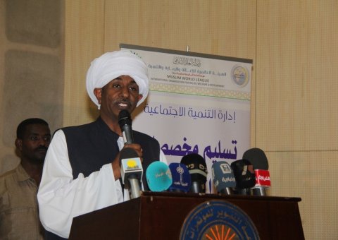 La Ligue Islamique Mondiale inaugure en présence du Président adjoint soudanais Moussa Mohamed Ahmed, un nouveau créneau d’action humanitaire en fournissant de l’aide à près de 8000 orphelins dans 9 provinces soudanaises.