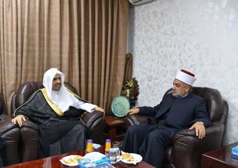 Le Grand Mufti du Royaume hachémite de Jordanie, recevant le Secrétaire Général de la Ligue, dans son bureau à Amman ; la rencontre a porté sur des sujets d’intérêt commun.