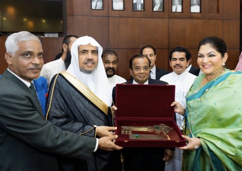 کولمبو کی میئر نے معزز شخصیات اور سفارتی ارکان کی موجودگی میں میں عزت مآب شیخ ڈاکٹر محمد العیسی کا خیر مقدم کیا اور انہیں دار الحکومت کی کلید پیش کی