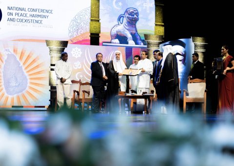 سری لنکا کے صدر محترم شیخ ڈاکٹر محمد العیسی کو حالیہ دہشت گردی کے واقعات کے پس منظر میں جمہوریہ سری لنکا میں مذہبی اورنسلی امن کے فروغ کی کوششوں کے اعتراف میں ریاستی تمغہ پیش کررہے ہیں