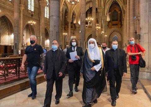 معالي الأمين العام الشيخ د. محمد العيسى‬⁩ يقوم اليوم بزيارة كاتدرائية نيس الفرنسية التي تعرضت في وقت سابق لهجوم إرهابي