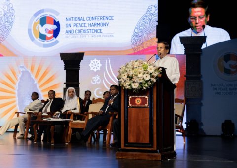 ‏فخامة رئيس ⁧سريلانكا⁩ متحدثاً في ⁧قمة سلام الأديان⁩ التي نظمتها الرابطة في كولومبو