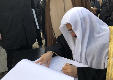 HE Dr. Mohammad Alissa signs the Visitors’ Book at Auschwitz Museum, expressing interfaith solidarity and hopes that such crimes will never be repeated