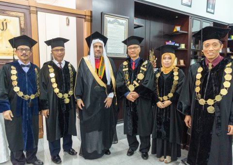 Le Président indonésien, le Président de l’Assemblée de la « Choura » et le maire de Jakarta ont félicité Mohammad Alissa pour avoir reçu un doctorat d’honneur de l’université « Maulana Malik Ibrahim ».