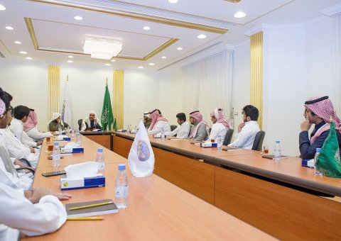 معالي أمين الرابطة ملتقياً في مكتبه اليوم عدداً من طلبة: "كلية الحقوق والعلوم السياسية" بجامعة الملك سعود