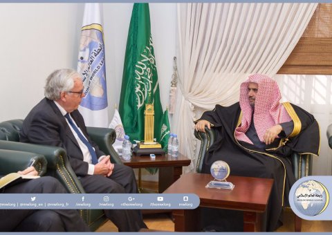 His Excellency the Secretary General of the Muslim World League receives in his offices Mr. Rolf Willy Hansen, the Norwegian ambassador.