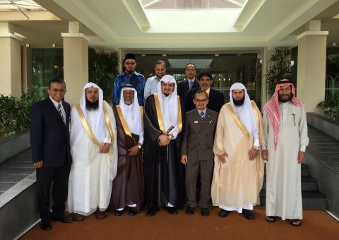 Une délégation de la Ligue Islamique Mondiale lors de la visite de l'Université Islamique pour les Sciences en Malaisie. 