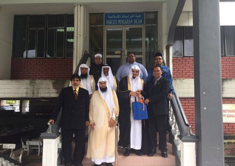وفدُ رابطة العالم الإسلامي في زيارةٍ للجامعة الوطنية بماليزيا