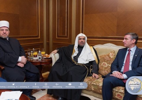 معالي الأمين العام لرابطة العالم الإسلامي ملتقياً في العاصمة بريشتينا رئيس برلمان كوسوفا السيد قدري أويسلي