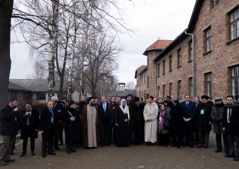 أمين رابطة العالم الإسلامي يختتم زيارته التاريخية إلى مواقع الإبادة الجماعية في أوشفيتز