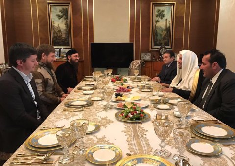 معالي أمين رابطة العالم الإسلامي يلتقي ظهر اليوم في غروزني فخامة الرئيس الشيشاني رمضان قديروف بحضور فضيلة مفتي الجمهورية.